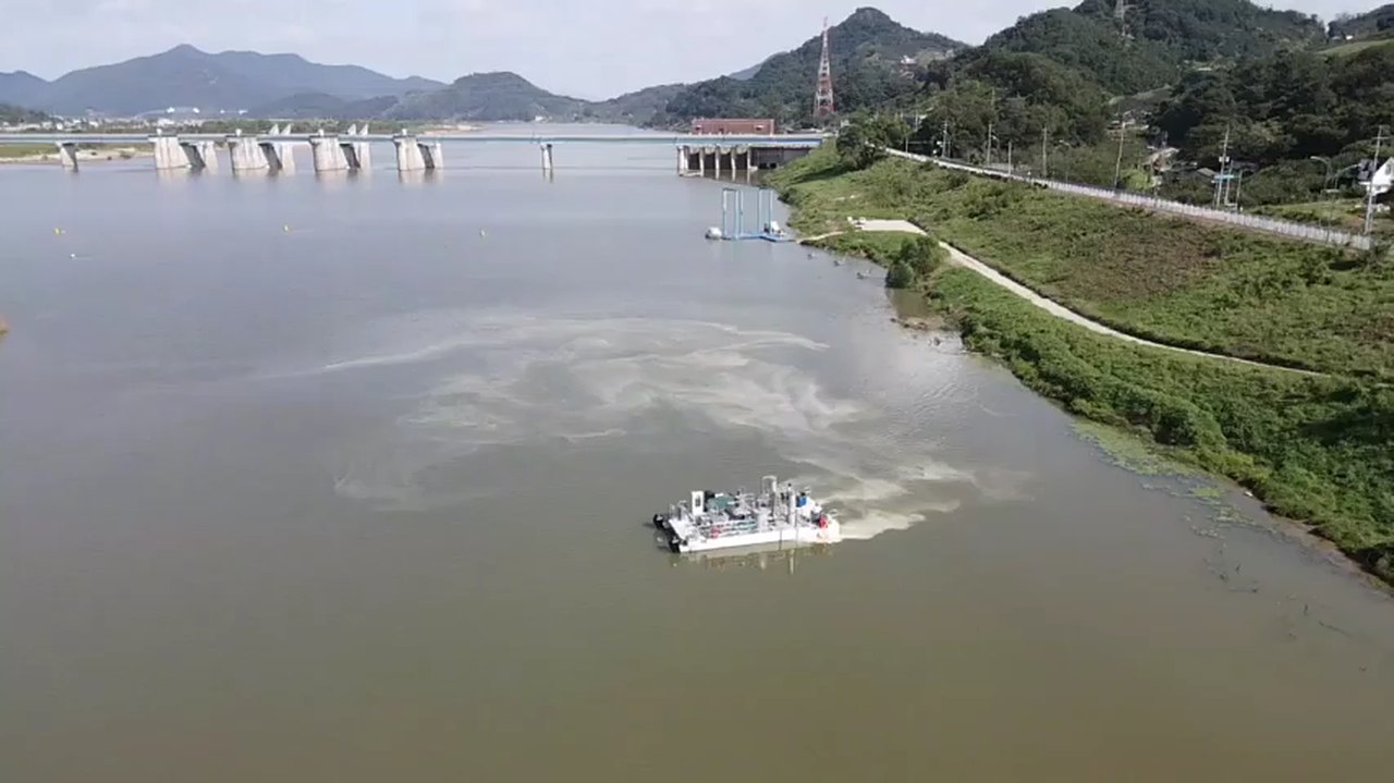 낙동강 창녕함안보 녹조 제거선 후진 기포분사 스컴 형성 항공 촬영