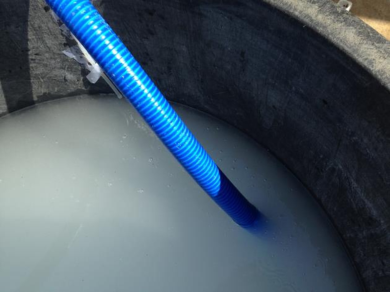 기포발생장치 노즐 배관에서 미세기포가 섞인 유백색 처리수 배출 모습
